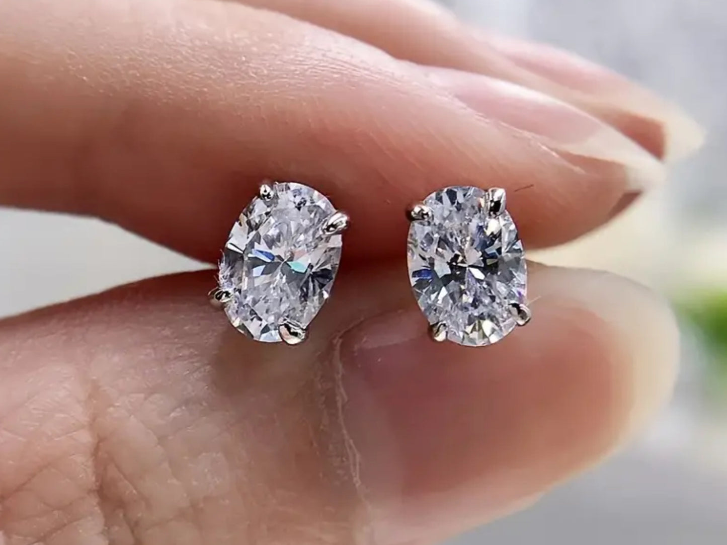 Four-prong Stud Elegant Earrings