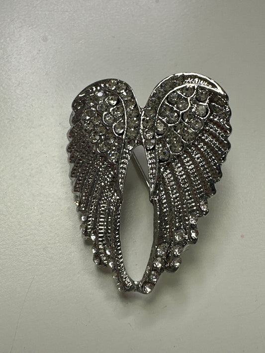 Elizabeth Rodrigues wings broache