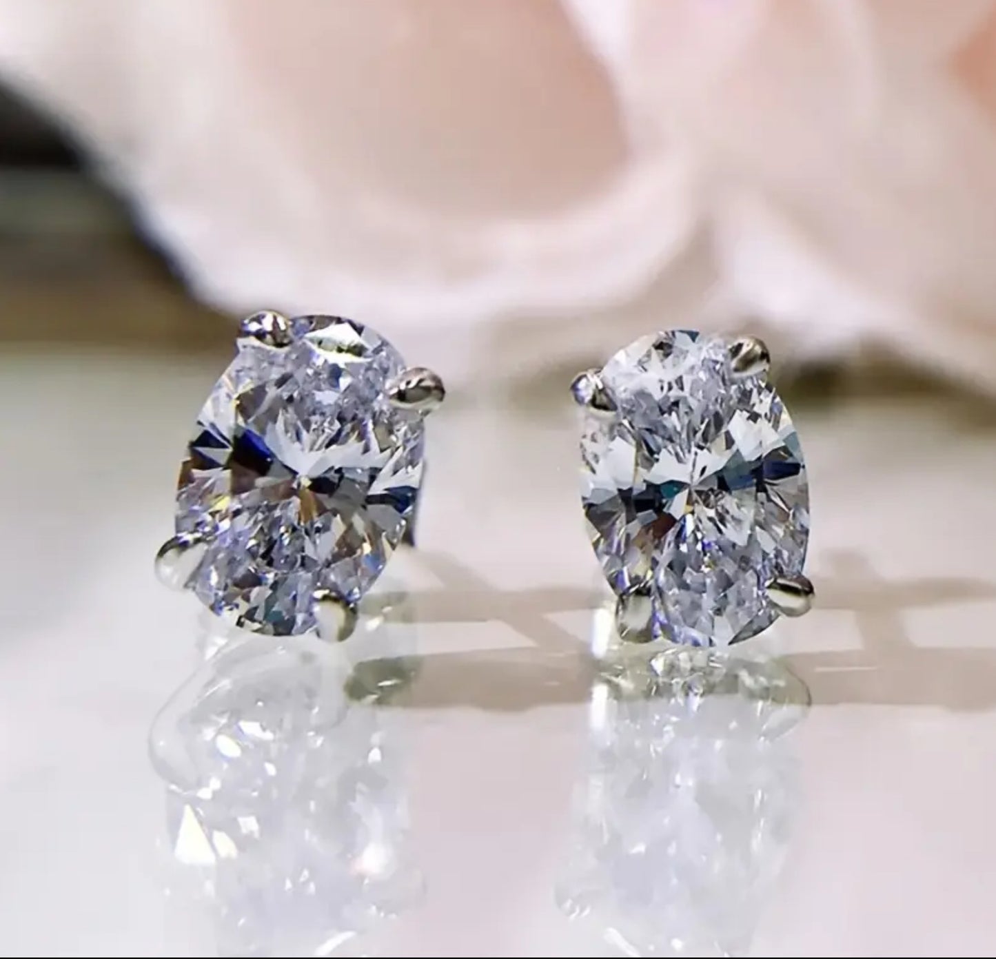 Four-prong Stud Elegant Earrings