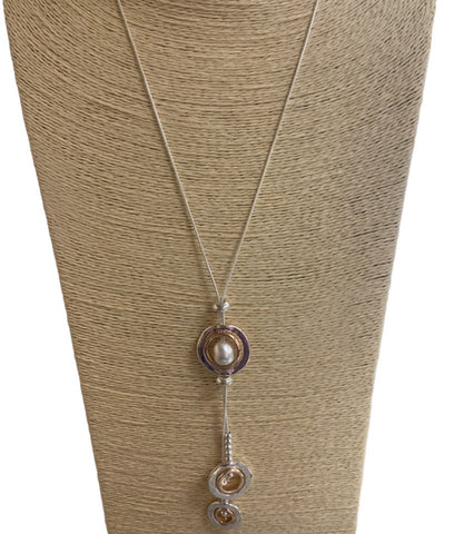 TWO TONE CIRCLE PEARL IN CENTER SNAKE CHAIN NECKLACE