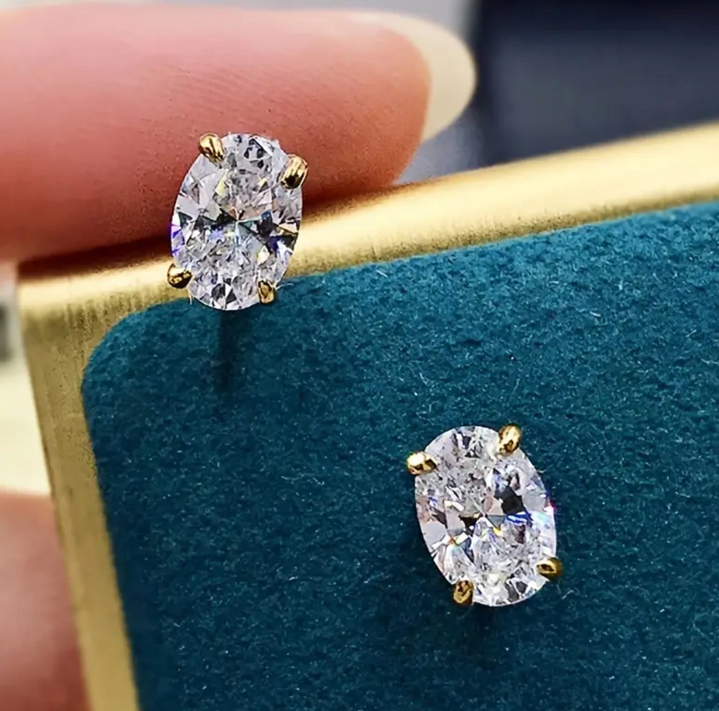 Four-prong Stud Elegant Earrings