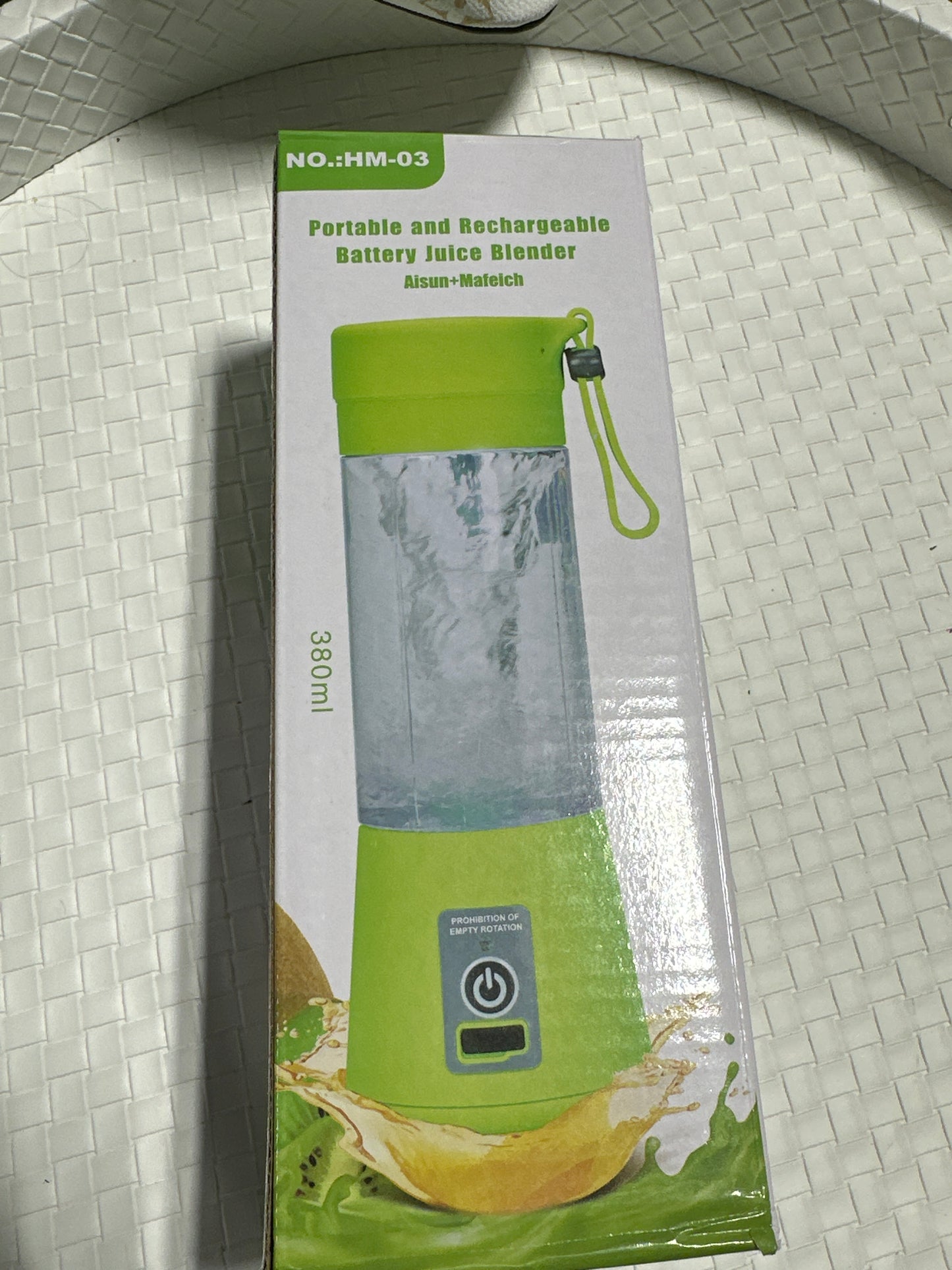 Portable and rechargeable battery juice blender
